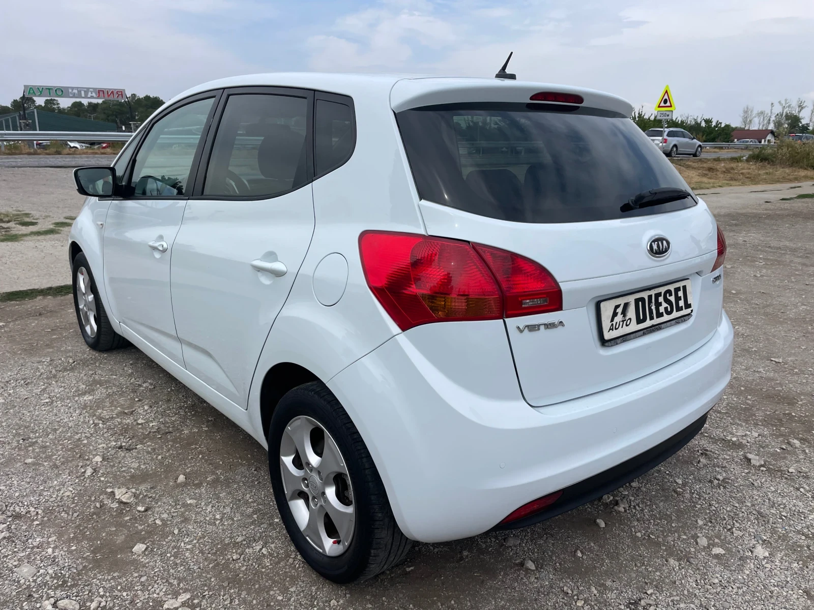 Kia Venga 1.4TDI-90-ITALIA - изображение 10