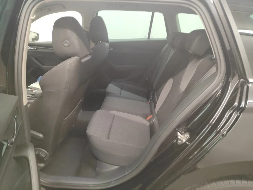 Skoda Octavia Skoda Octavia Combi 2.0 TDI Ambition - изображение 4