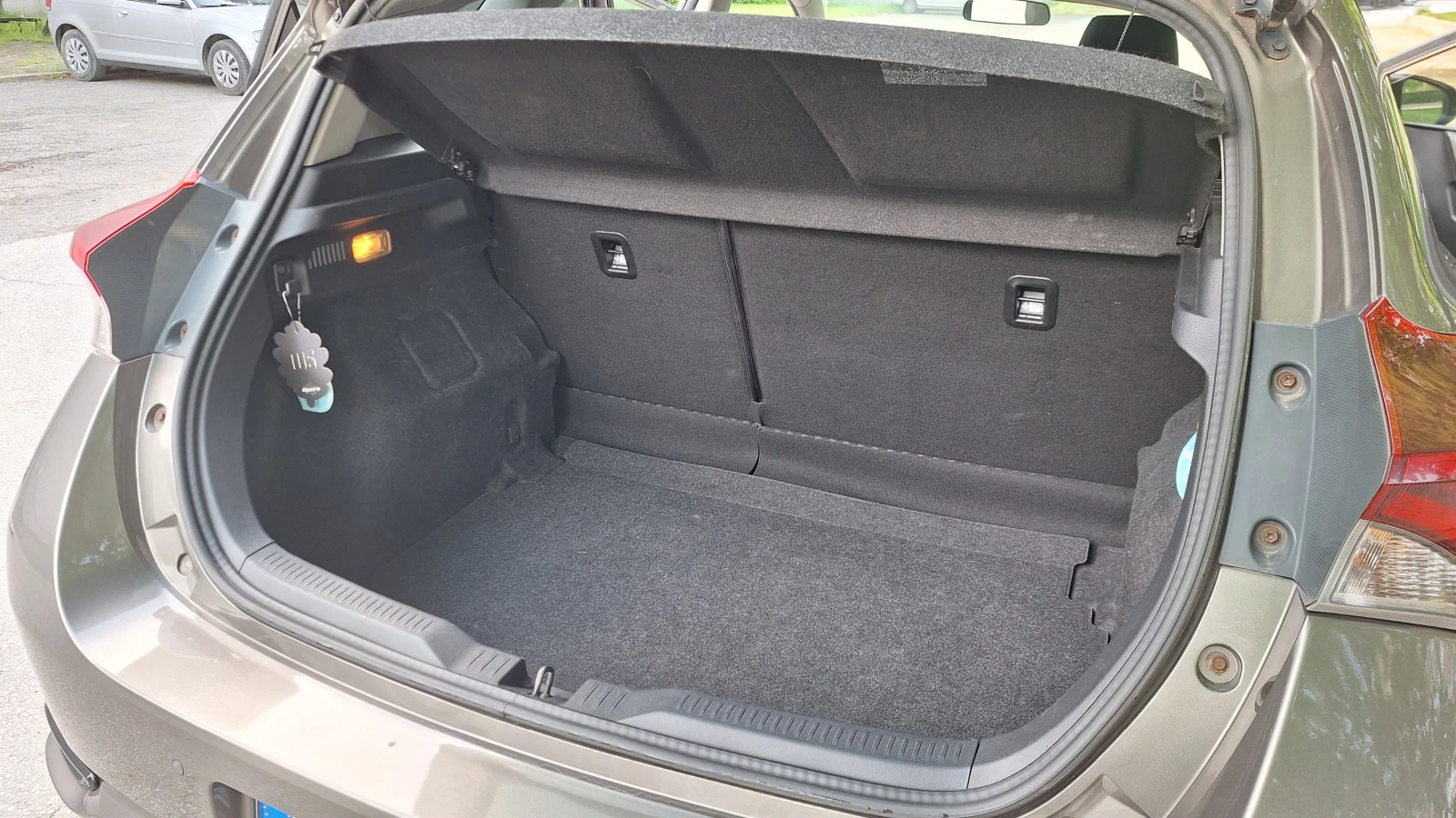 Toyota Auris, снимка 13 - Автомобили и джипове - 54528810