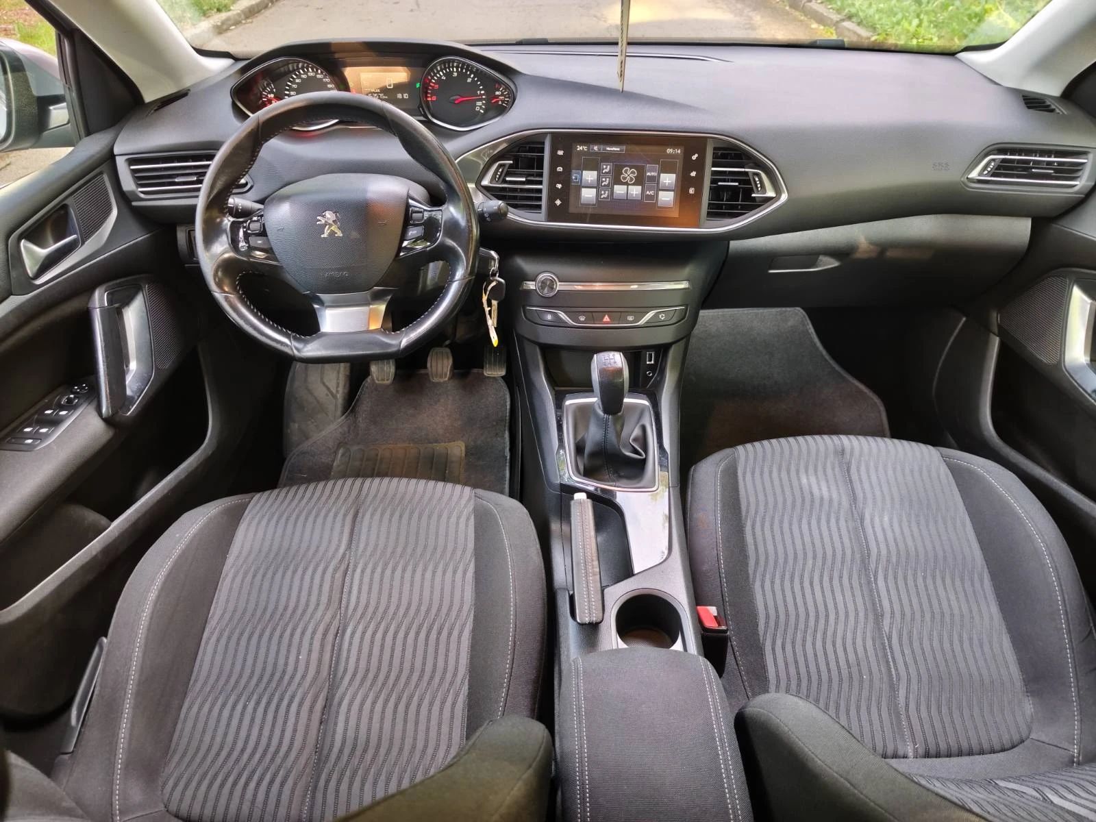 Peugeot 308 2016г Напълно обслужен!, снимка 11 - Автомобили и джипове - 55268475