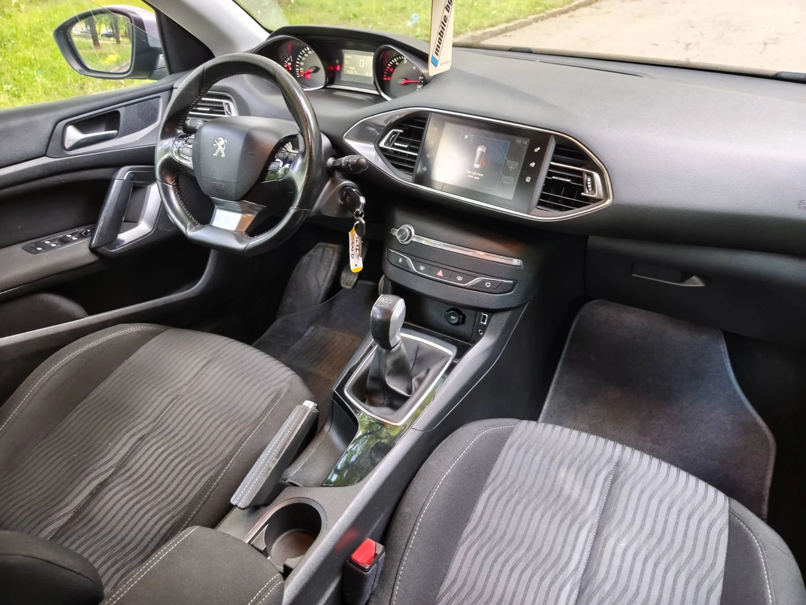 Peugeot 308 2016г Напълно обслужен!, снимка 12 - Автомобили и джипове - 55268475