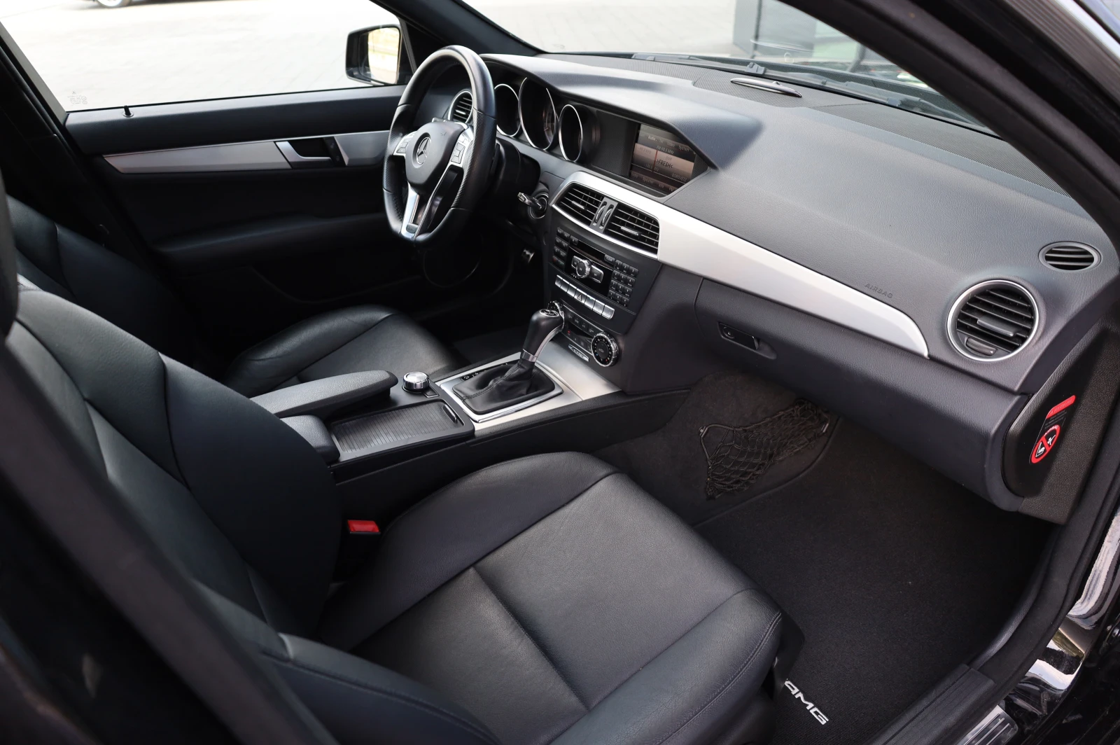 Mercedes-Benz C 250 * FACELIFT* 4 MATIC* AMG PAKET* HARMAN/KARDON* , снимка 14 - Автомобили и джипове - 55651235