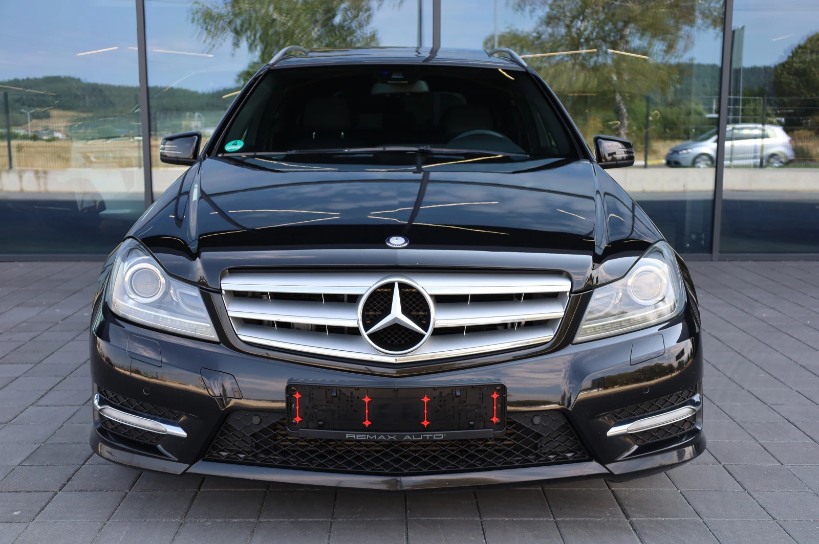 Mercedes-Benz C 250 * FACELIFT* 4 MATIC* AMG PAKET* HARMAN/KARDON* , снимка 2 - Автомобили и джипове - 55651235