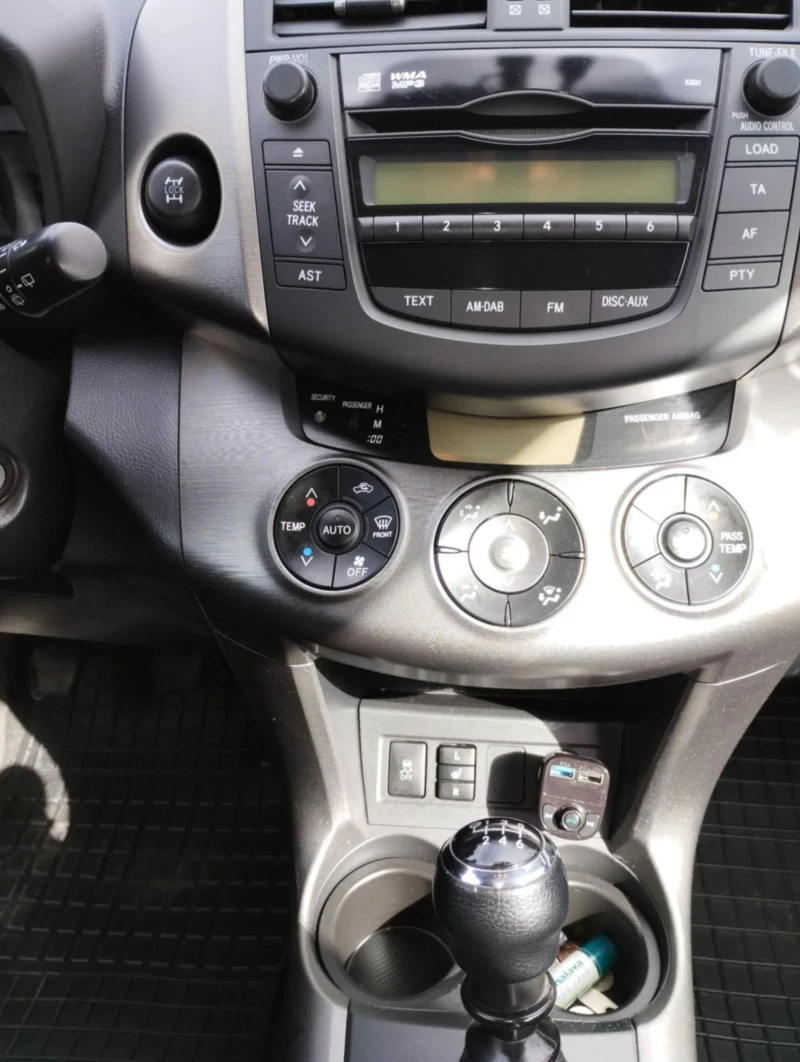 Toyota Rav4 2.2D-4D 4?4 FACELIFT, снимка 12 - Автомобили и джипове - 52295929