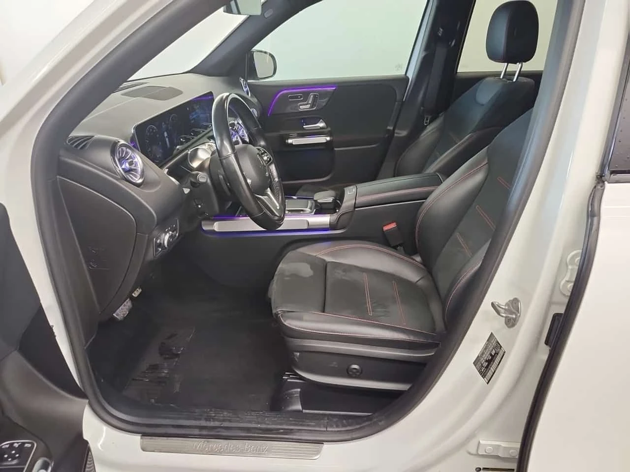 Mercedes-Benz GLB 4MATIC | AMG | KEYLESS | PANO | CARFAX, снимка 5 - Автомобили и джипове - 53825042