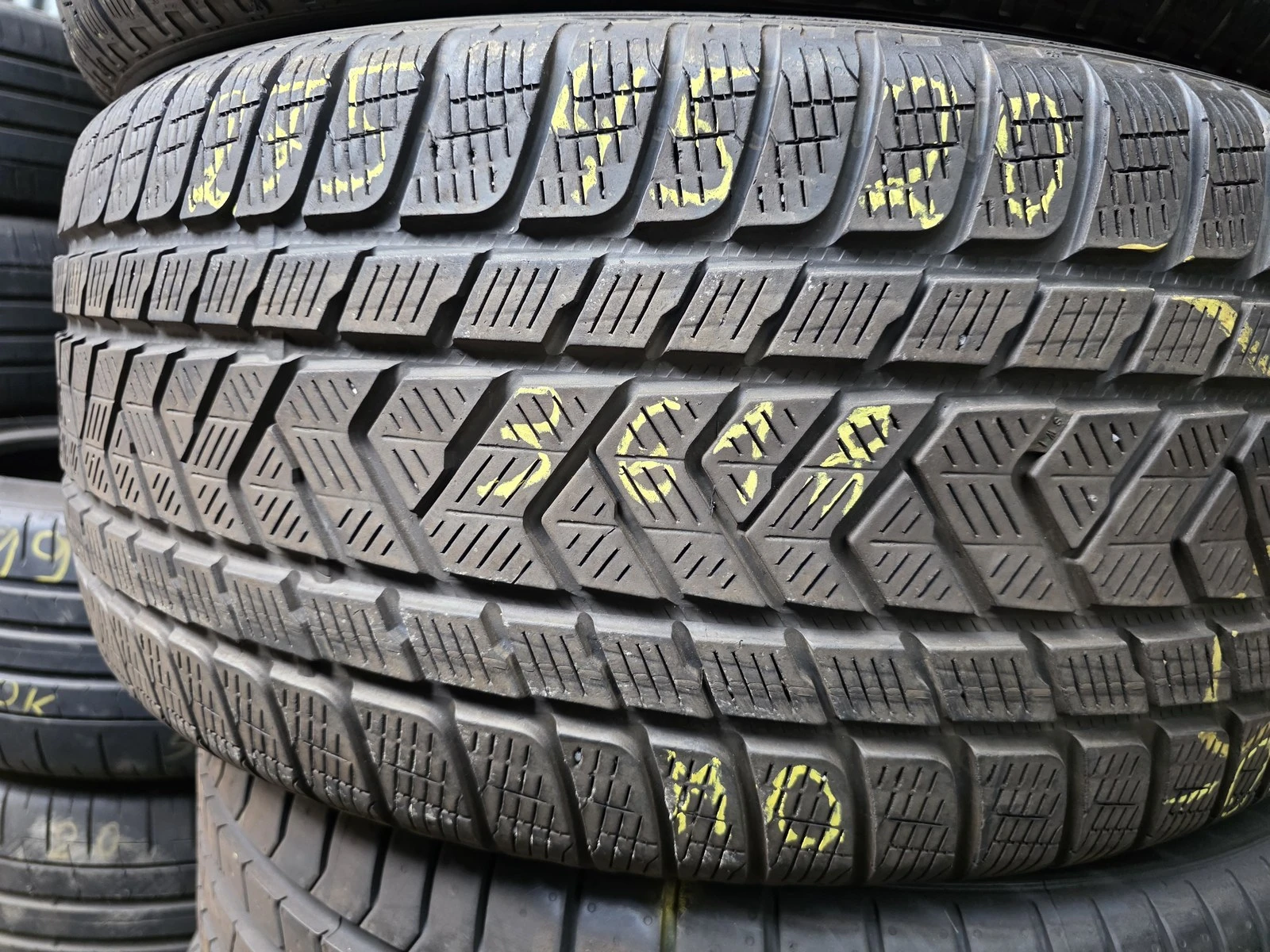 Гуми Зимни 275/45R20, снимка 2 - Гуми и джанти - 56725093