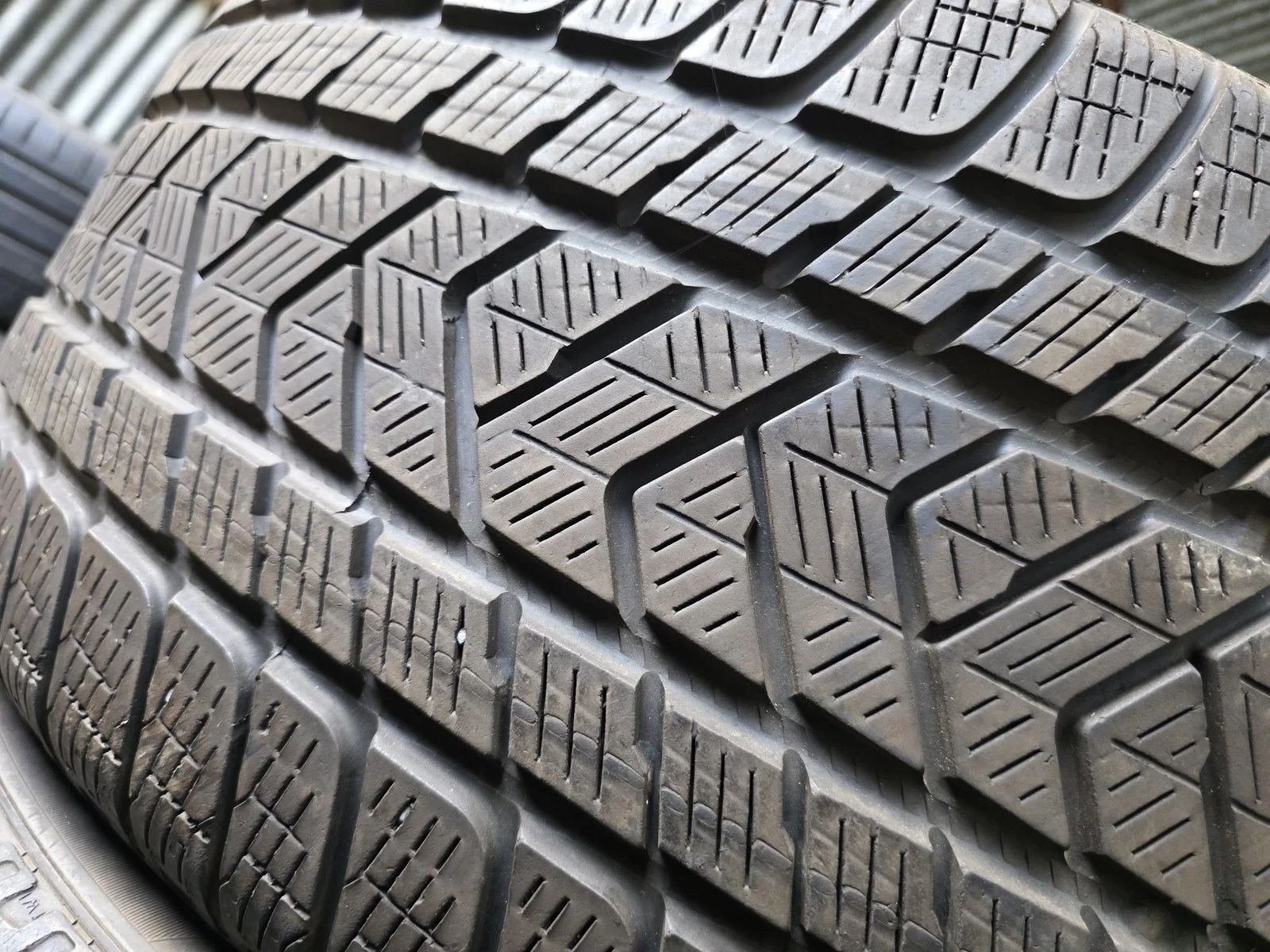 Гуми Зимни 275/45R20, снимка 3 - Гуми и джанти - 56725093