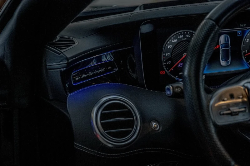 Mercedes-Benz S 63 AMG 4Matic/Swarovski/HuD/Burmester/AirMatic/Night Visi, снимка 12 - Автомобили и джипове - 52435999