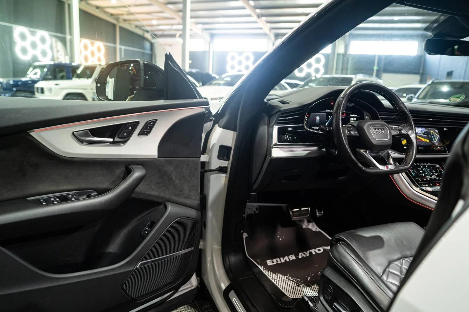 Audi SQ8 4.0D V8 MATRIX ПАНО B&O HUD 360 ЛИЗИНГ 100%, снимка 10 - Автомобили и джипове - 55695008