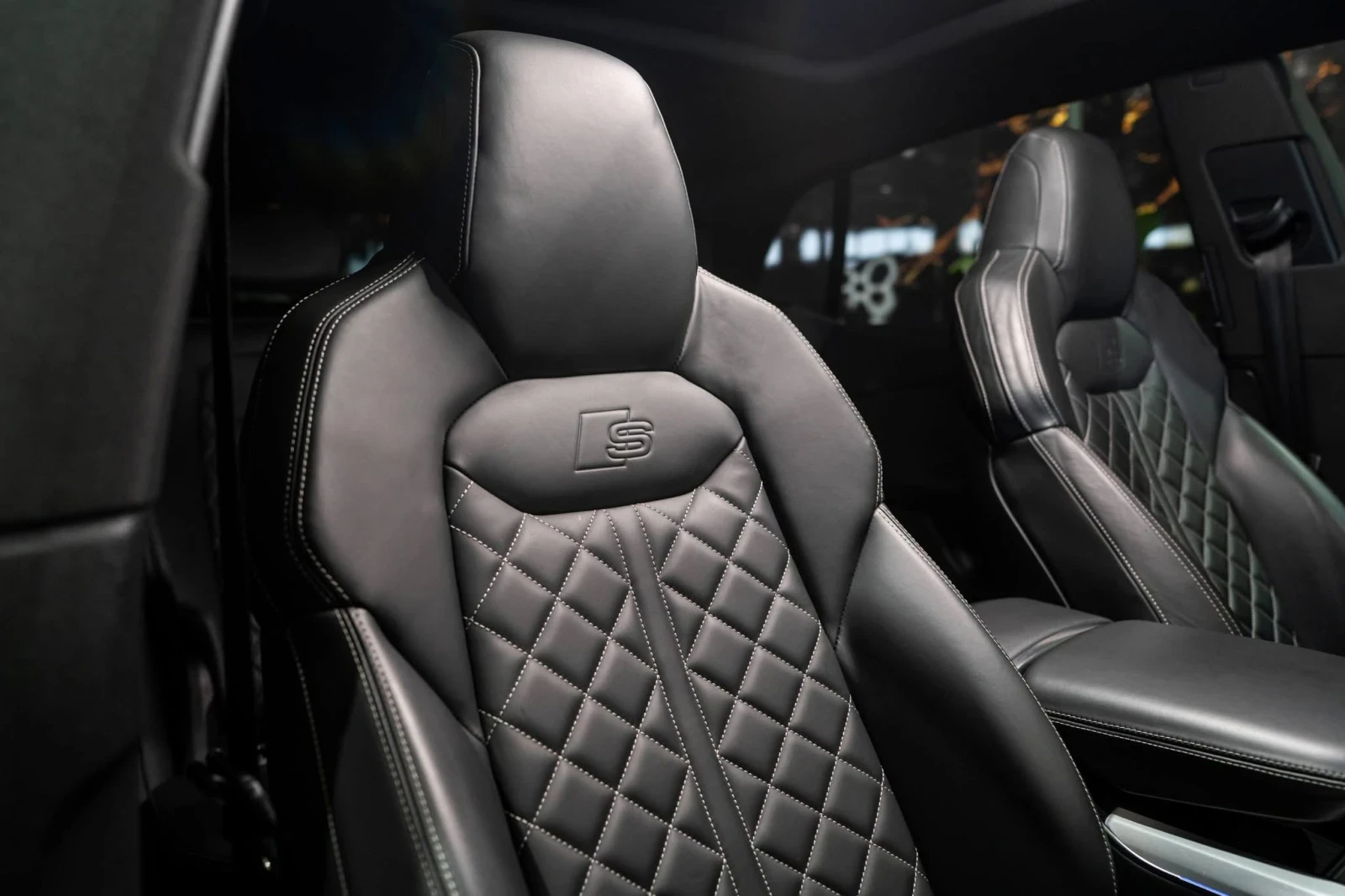 Audi SQ8 4.0D V8 MATRIX ПАНО B&O HUD 360 ЛИЗИНГ 100%, снимка 14 - Автомобили и джипове - 55695008