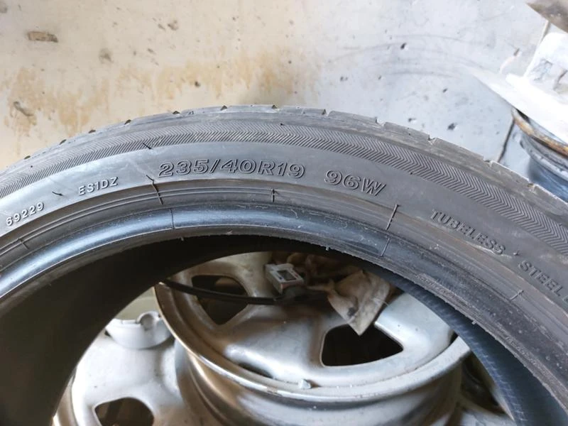 Гуми Летни 235/40R19, снимка 8 - Гуми и джанти - 36790206