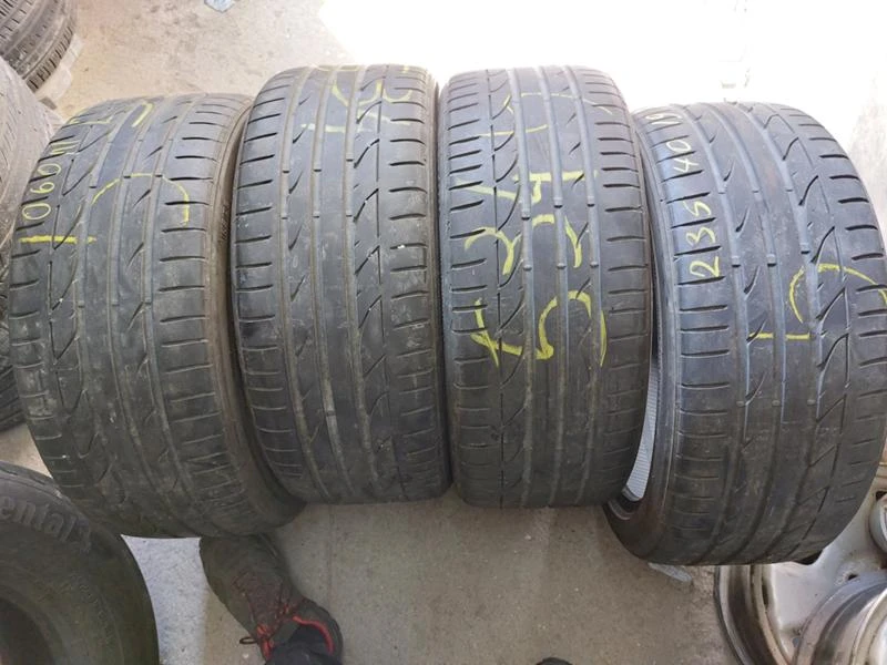 Гуми Летни 235/40R19, снимка 1 - Гуми и джанти - 36790206