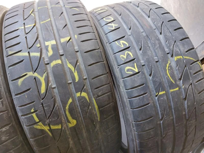 Гуми Летни 235/40R19, снимка 3 - Гуми и джанти - 36790206