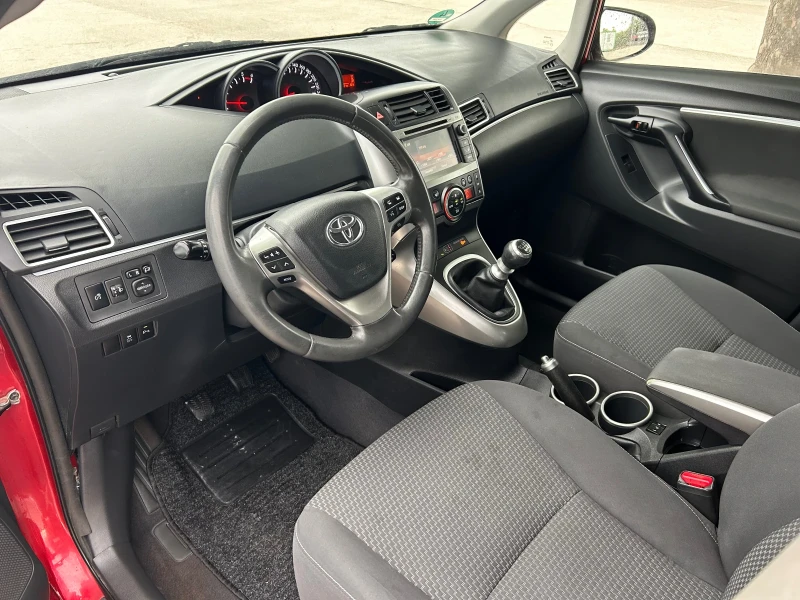 Toyota Corolla verso 2.2-177kc Дизел в топ състояние с Немски TUV, снимка 16 - Автомобили и джипове - 50844573