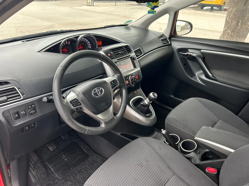 Toyota Corolla verso 2.2-177kc Дизел в топ състояние с Немски TUV, снимка 12 - Автомобили и джипове - 50844573