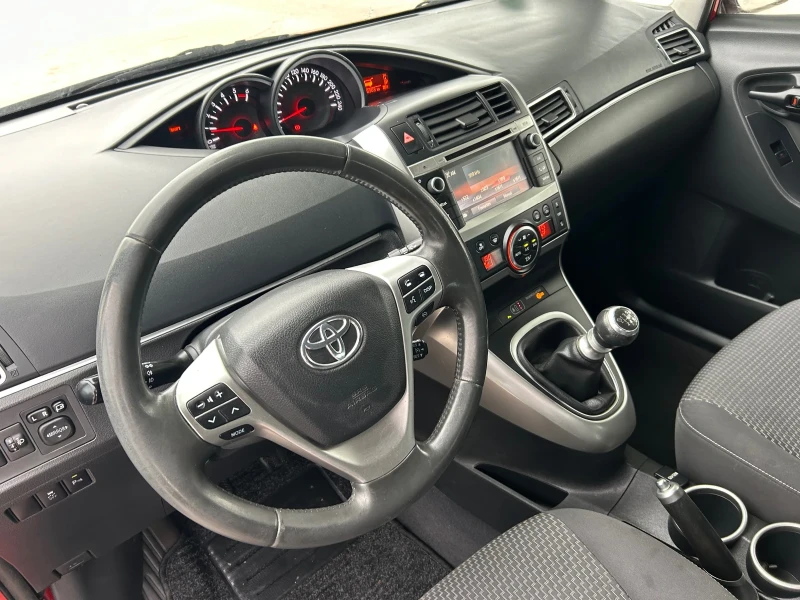 Toyota Corolla verso 2.2-177kc Дизел в топ състояние с Немски TUV, снимка 9 - Автомобили и джипове - 50844573