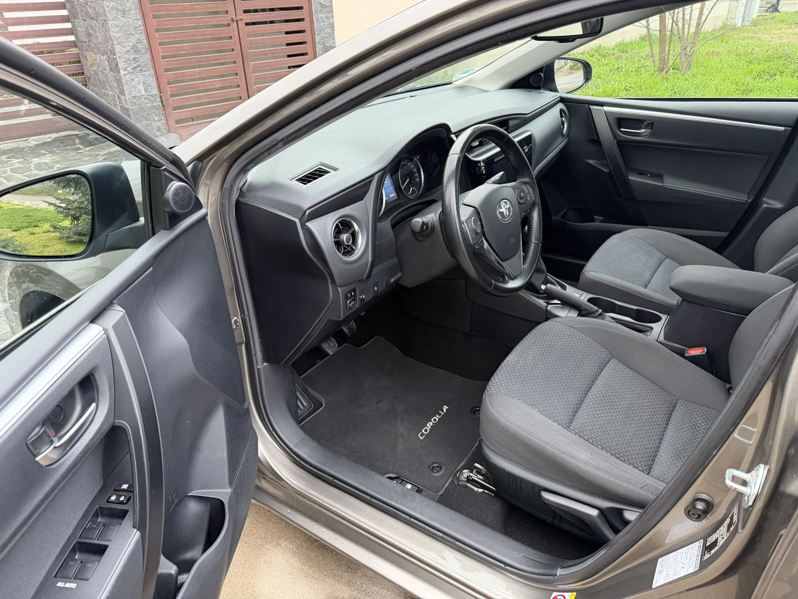 Toyota Corolla 1.6 Edition Facelift, снимка 10 - Автомобили и джипове - 53931313