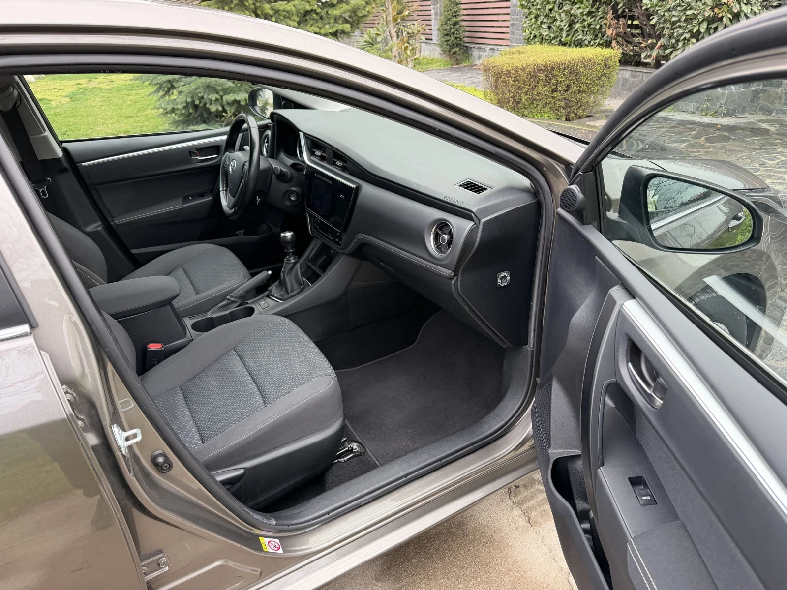 Toyota Corolla 1.6 Edition Facelift, снимка 11 - Автомобили и джипове - 53931313