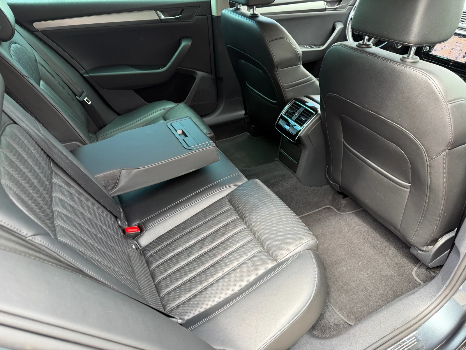 Skoda Superb 2.0TSI 280HP 4X4 DSG, снимка 11 - Автомобили и джипове - 54295124