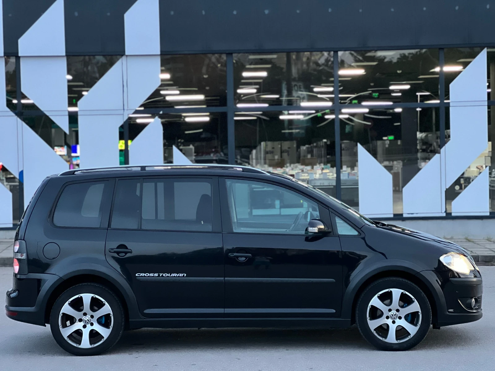 VW Touran CROSS 2.0TDI BMM 7 МЕСТЕН, снимка 3 - Автомобили и джипове - 54811136
