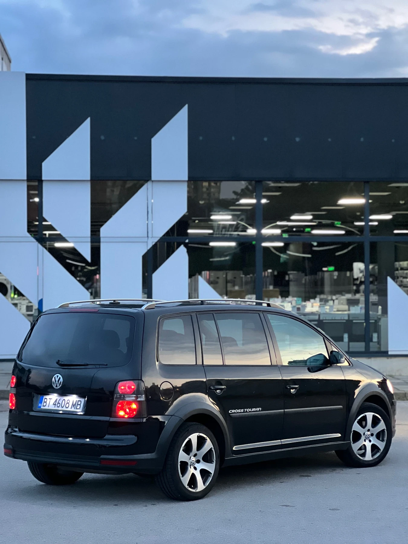 VW Touran CROSS 2.0TDI BMM 7 МЕСТЕН, снимка 6 - Автомобили и джипове - 54811136
