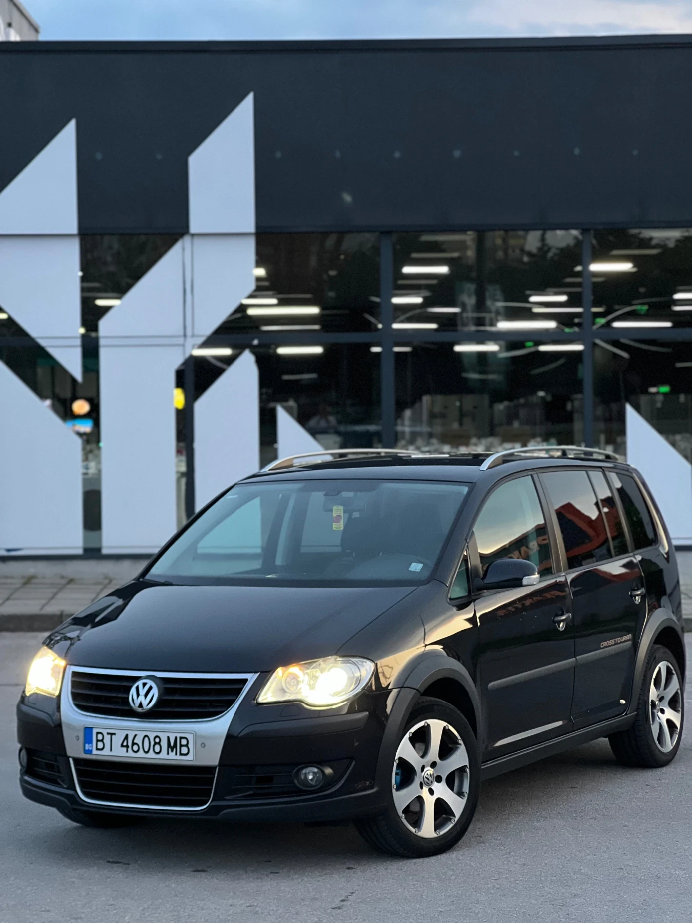 VW Touran CROSS 2.0TDI BMM 7 МЕСТЕН, снимка 2 - Автомобили и джипове - 54811136