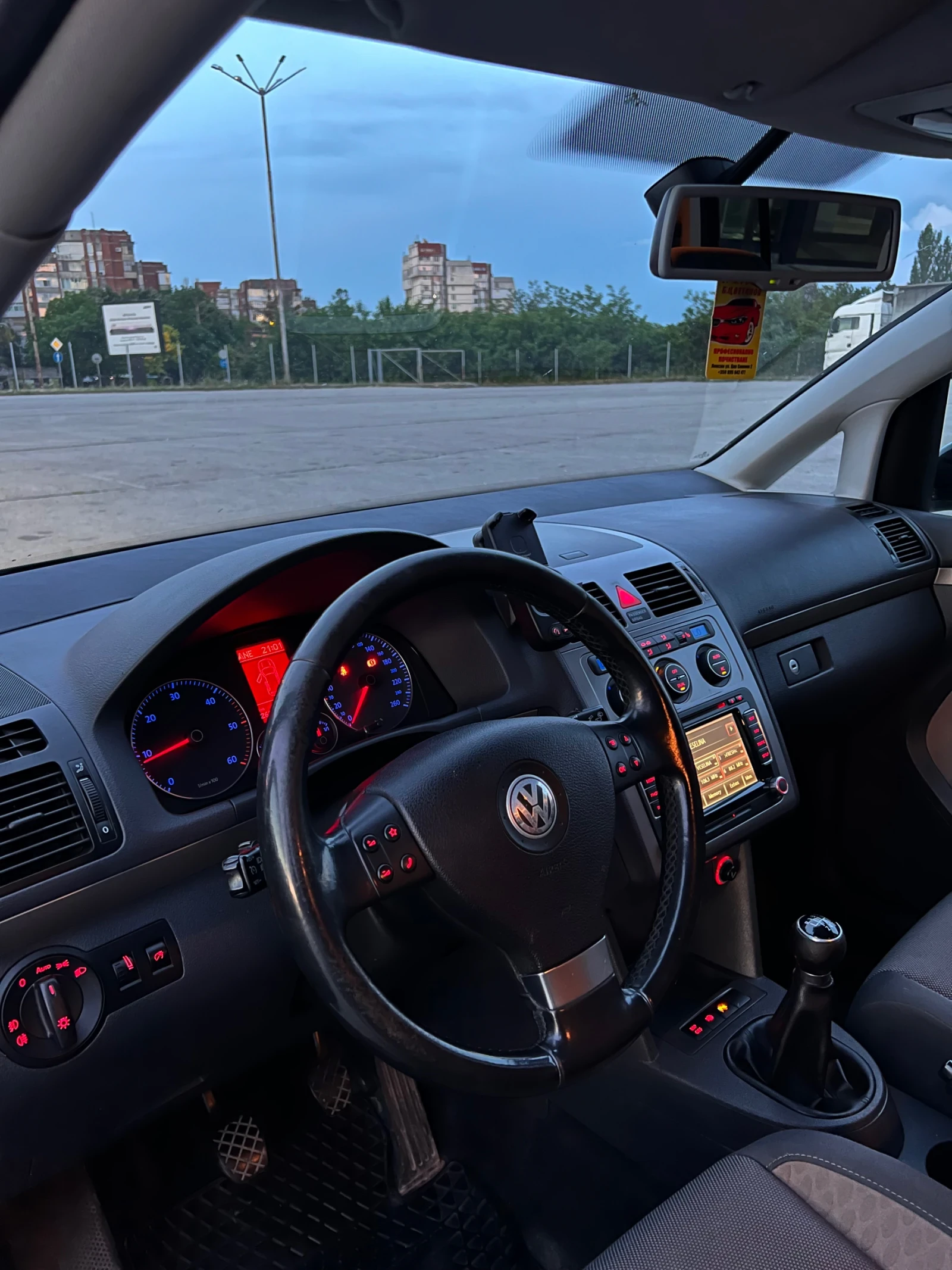 VW Touran CROSS 2.0TDI BMM 7 МЕСТЕН, снимка 8 - Автомобили и джипове - 54811136