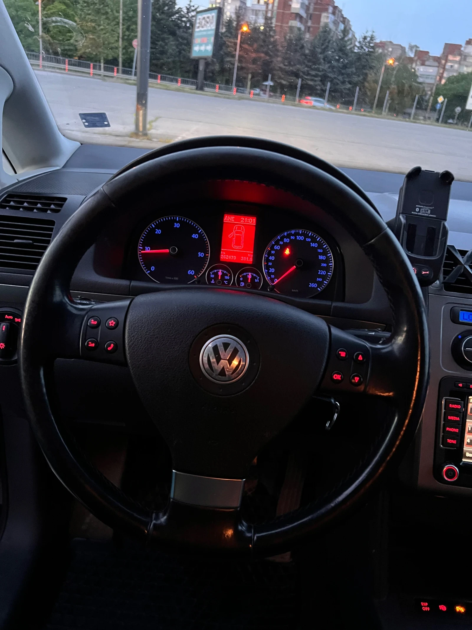 VW Touran CROSS 2.0TDI BMM 7 МЕСТЕН, снимка 9 - Автомобили и джипове - 54811136