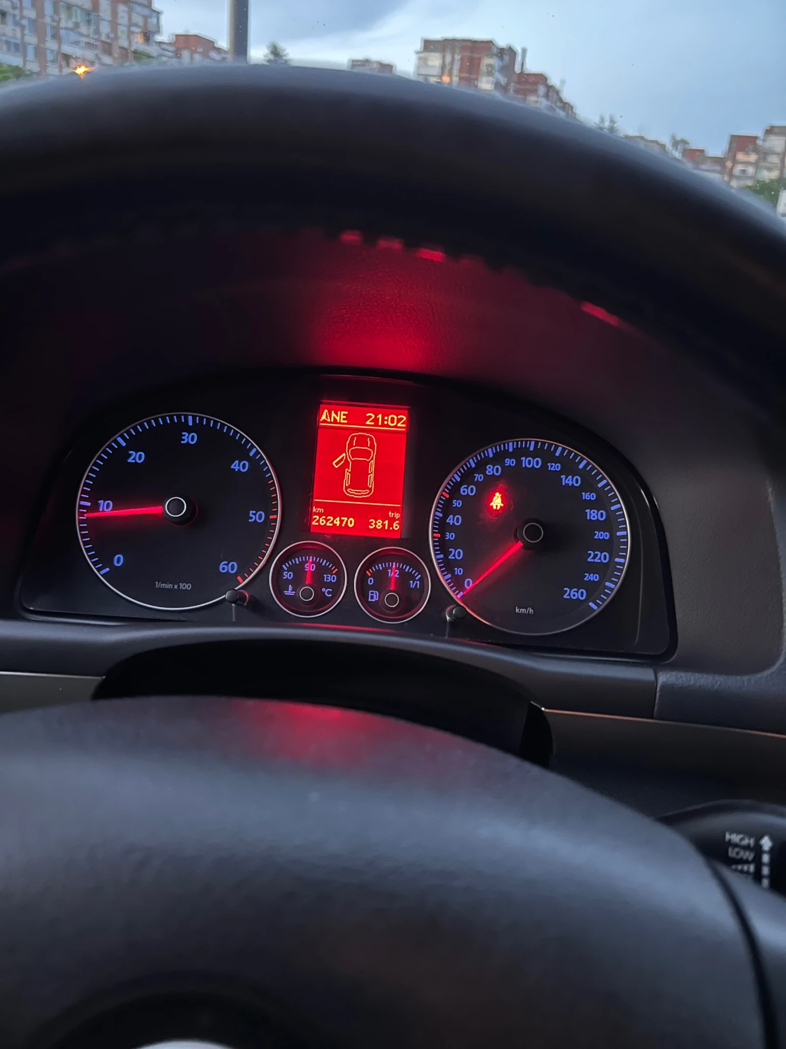 VW Touran CROSS 2.0TDI BMM 7 МЕСТЕН, снимка 11 - Автомобили и джипове - 54811136