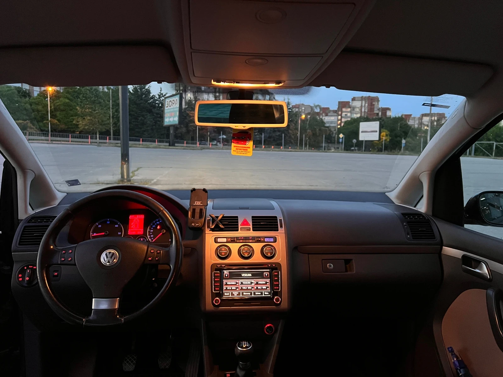 VW Touran CROSS 2.0TDI BMM 7 МЕСТЕН, снимка 10 - Автомобили и джипове - 54811136