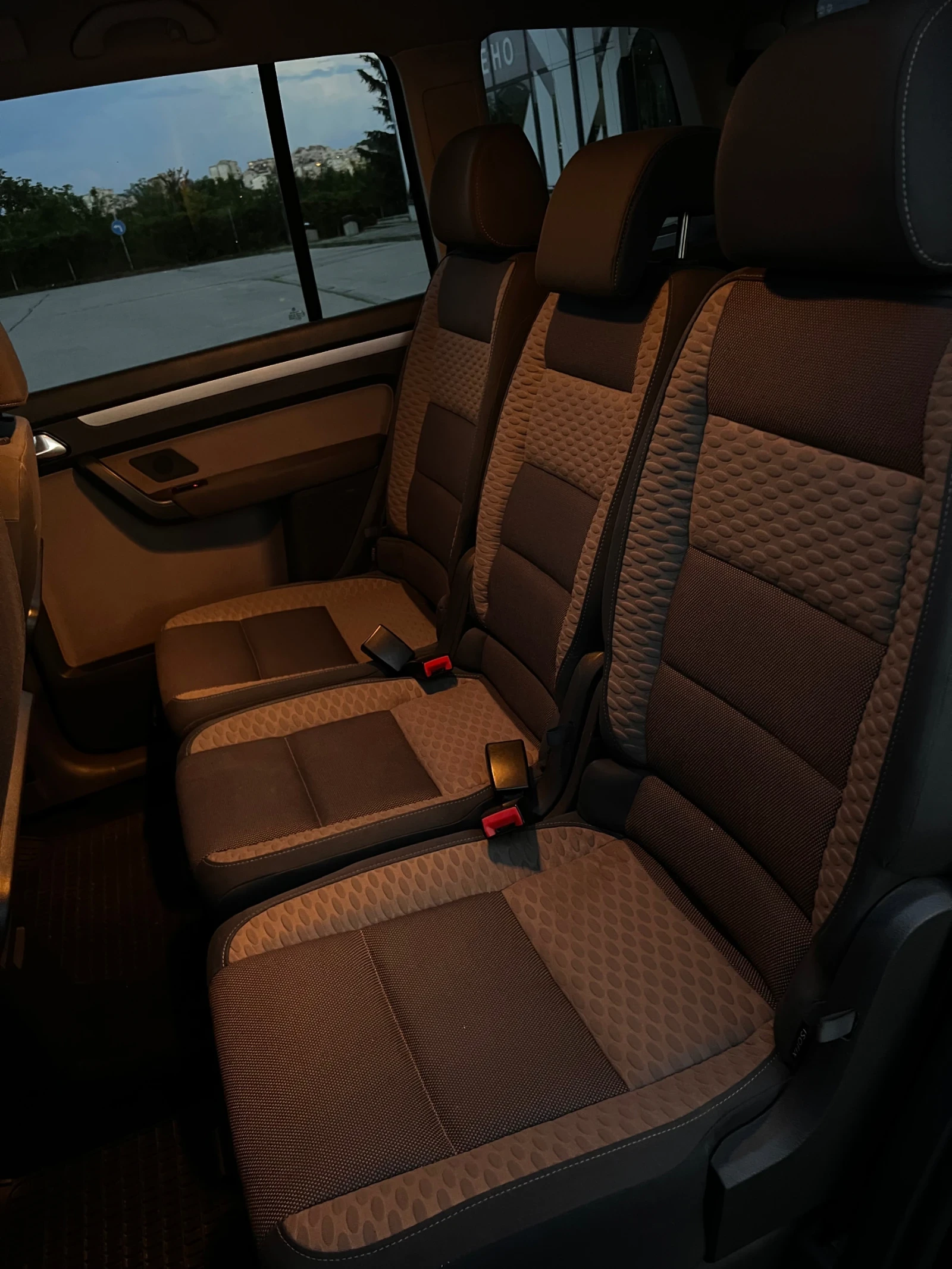 VW Touran CROSS 2.0TDI BMM 7 МЕСТЕН, снимка 13 - Автомобили и джипове - 54811136