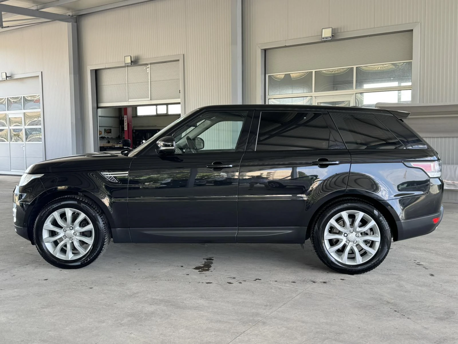 Land Rover Range Rover Sport 3.0TDV6* 250ps* 4x4* КОЖА* НАВИ* КАМЕРА* , снимка 2 - Автомобили и джипове - 55129103