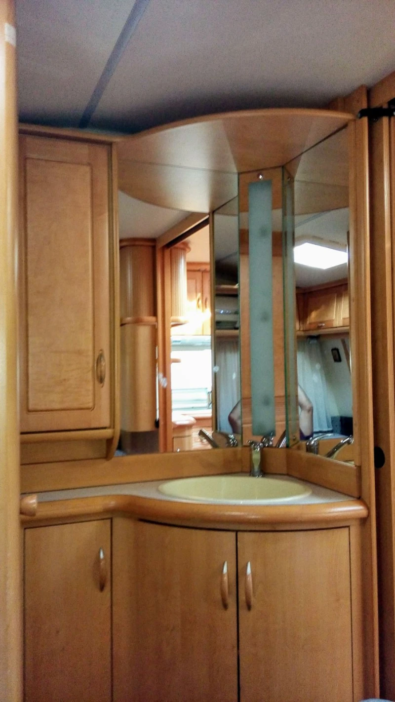 Каравана Hobby 560, снимка 6 - Каравани и кемпери - 52346095