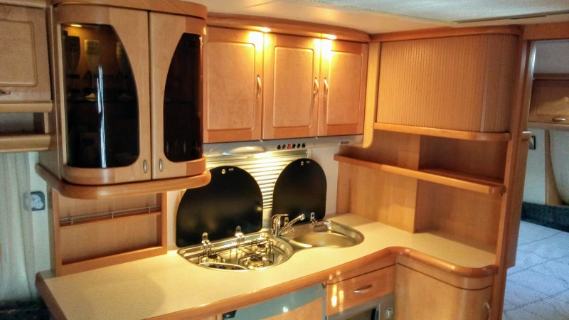 Каравана Hobby 560, снимка 8 - Каравани и кемпери - 52346095