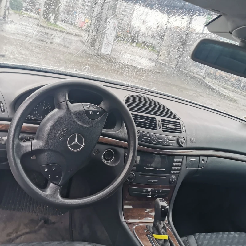 Mercedes-Benz E 220, снимка 8 - Автомобили и джипове - 52892413