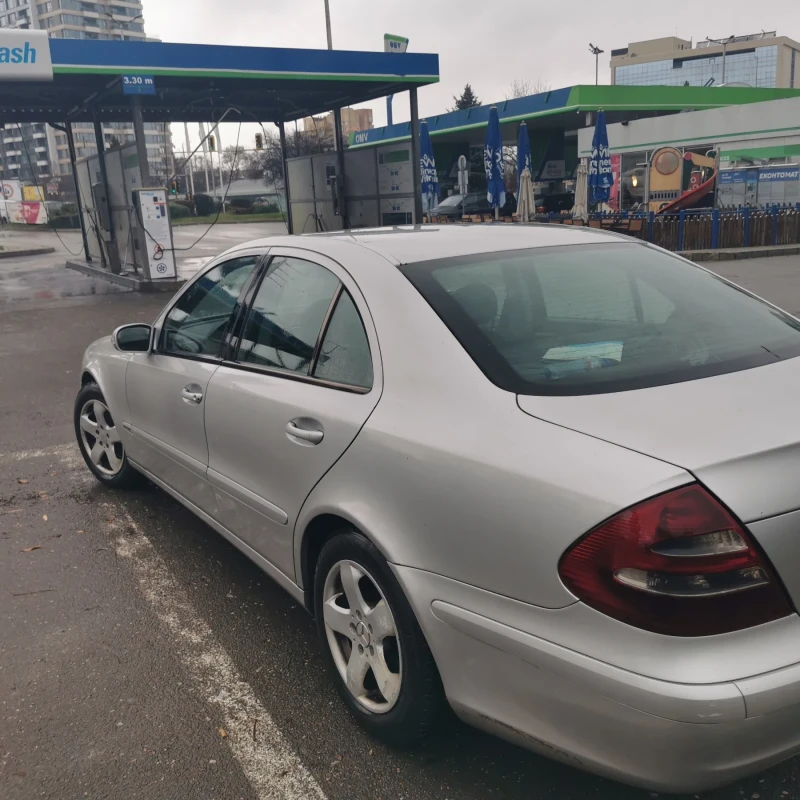Mercedes-Benz E 220, снимка 6 - Автомобили и джипове - 52892413