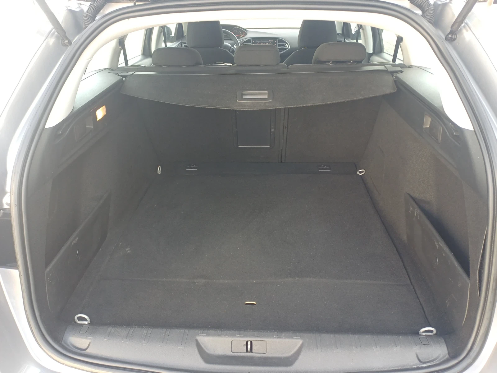 Peugeot 308 1.6hdi Facelift, снимка 12 - Автомобили и джипове - 54134349