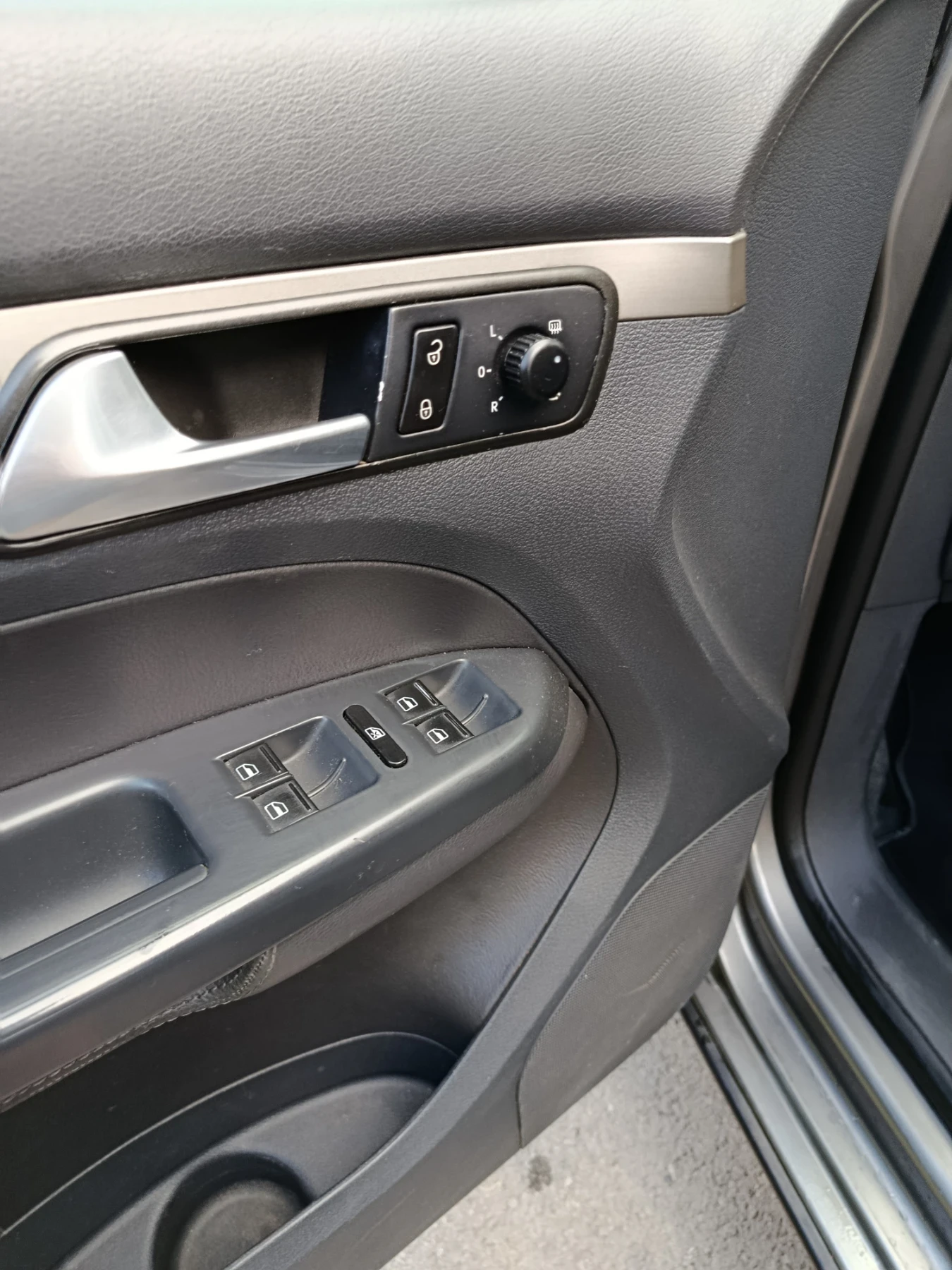 VW Touran 2.0 TDI BMM, снимка 14 - Автомобили и джипове - 54873018
