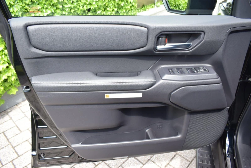 Toyota Land cruiser 250/2.8 D-4D/MILD HYBRID/EXECUTIVE/360/LED, снимка 6 - Автомобили и джипове - 53558547