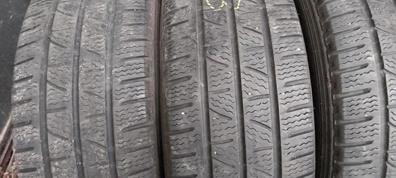 Гуми Зимни 235/65R16, снимка 2 - Гуми и джанти - 30949085