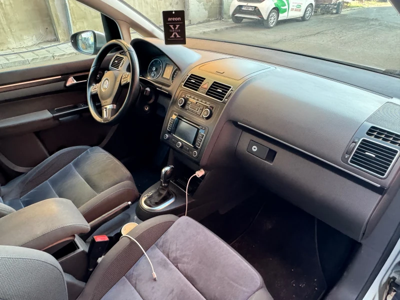 VW Touran, снимка 10 - Автомобили и джипове - 52976011
