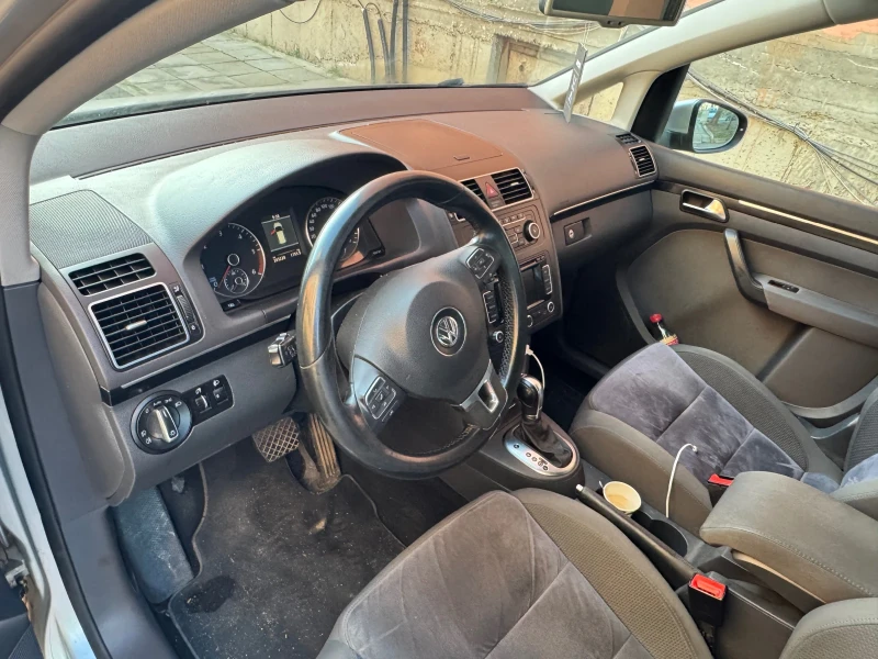 VW Touran, снимка 8 - Автомобили и джипове - 52976011