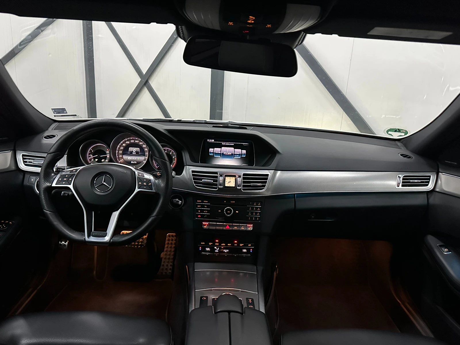 Mercedes-Benz E 500 AMG* 4MATIC * DISTR * ПОДГРЕВ, снимка 10 - Автомобили и джипове - 47684323