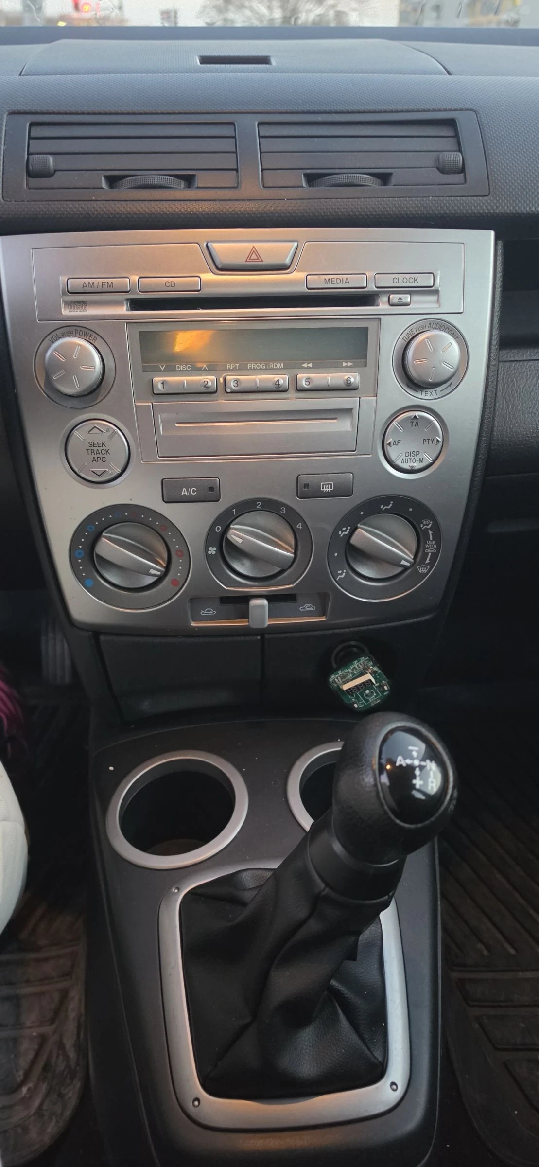 Mazda 2 1.4i Автоматик, снимка 12 - Автомобили и джипове - 54222280