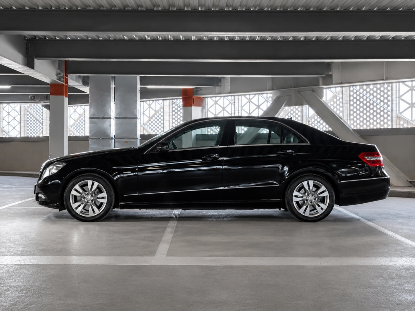 Mercedes-Benz E 350 FULL* KEYLESS* DIST* МАСАЖ* AVANTGARDE* , снимка 6 - Автомобили и джипове - 54838918