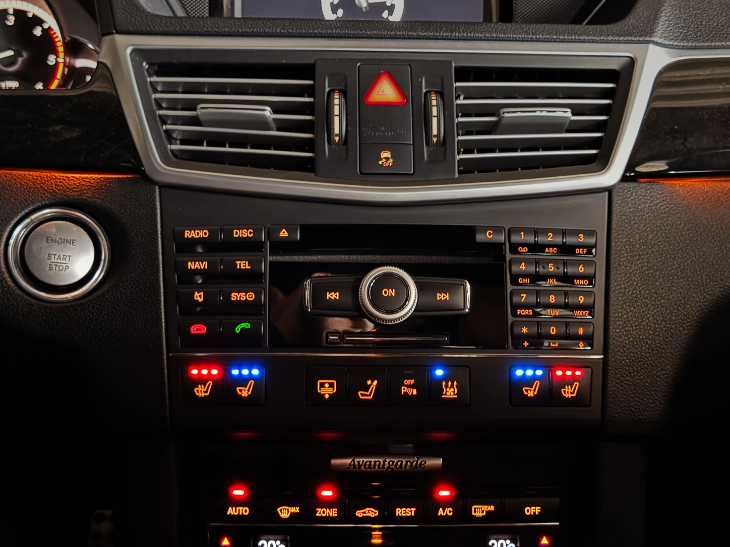 Mercedes-Benz E 350 FULL* KEYLESS* DIST* МАСАЖ* AVANTGARDE* , снимка 9 - Автомобили и джипове - 54838918