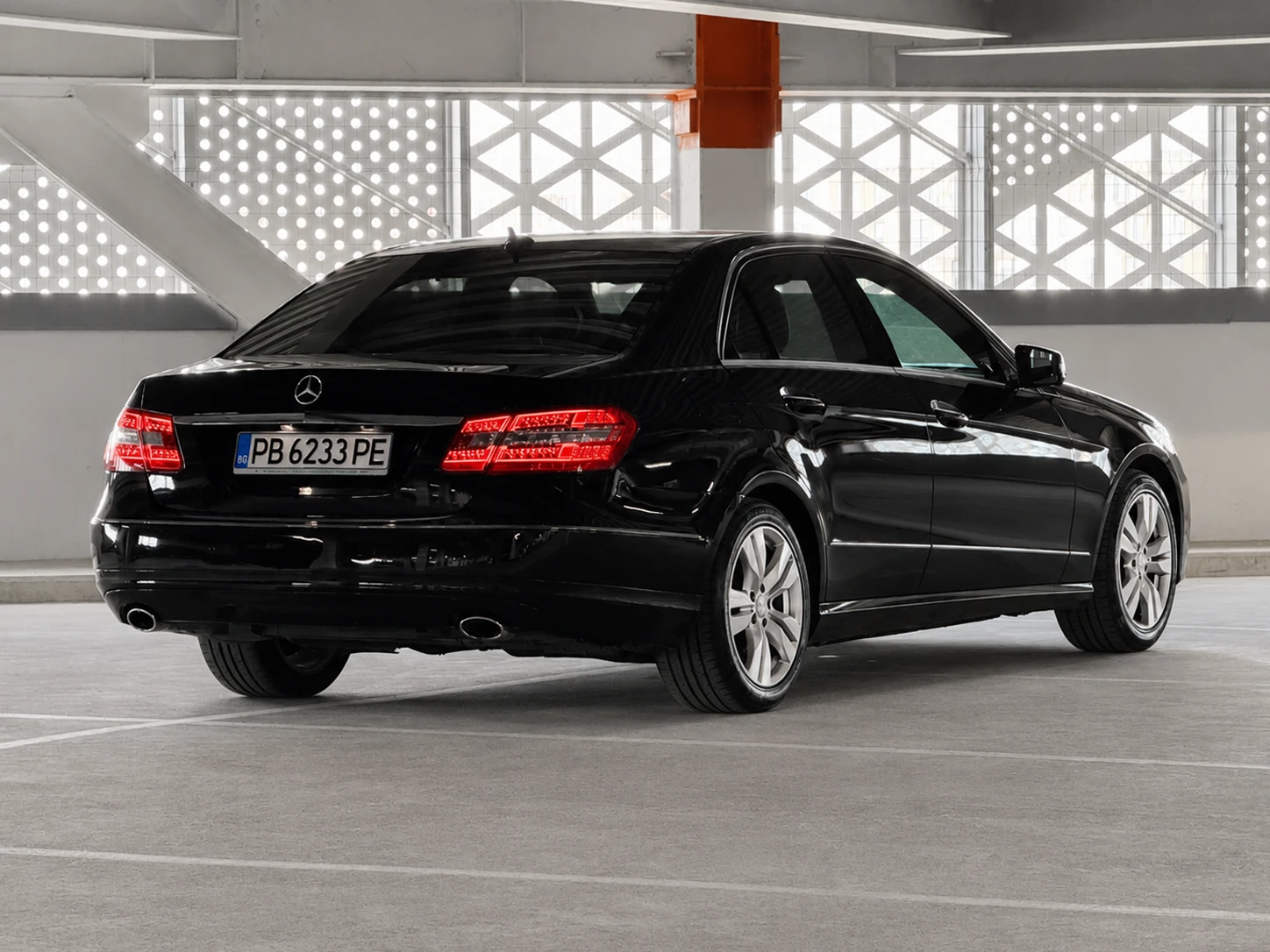 Mercedes-Benz E 350 FULL* KEYLESS* DIST* МАСАЖ* AVANTGARDE* , снимка 4 - Автомобили и джипове - 54838918