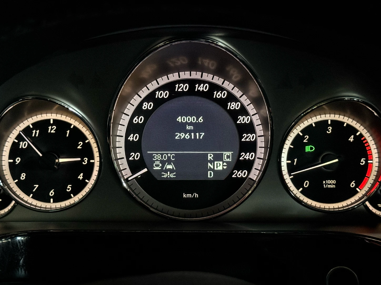 Mercedes-Benz E 350 FULL* KEYLESS* DIST* МАСАЖ* AVANTGARDE* , снимка 10 - Автомобили и джипове - 54838918