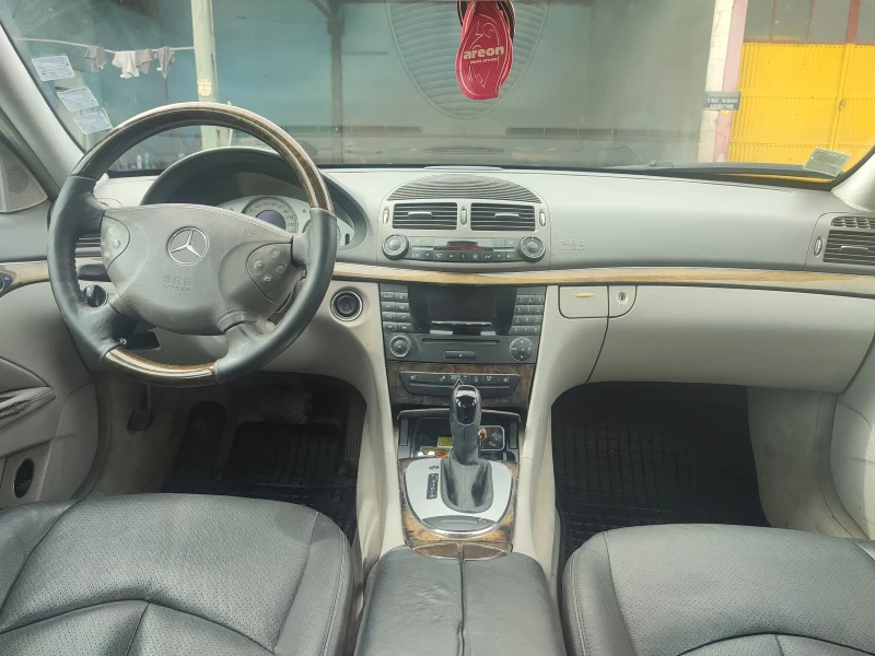 Mercedes-Benz E 320, снимка 7 - Автомобили и джипове - 49606327