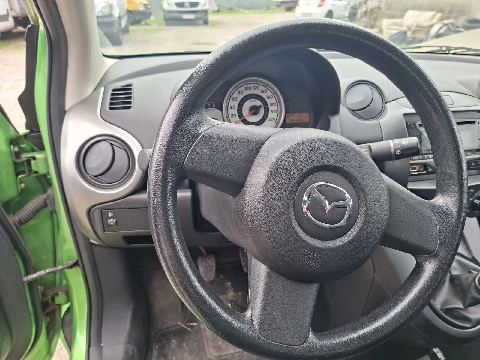 Mazda 2, снимка 12 - Автомобили и джипове - 54213666